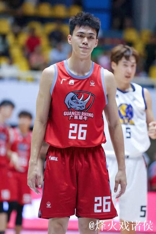 CBA首秀：广西路人王庞峥麟迎战陈盈骏与赵睿，豪取16分